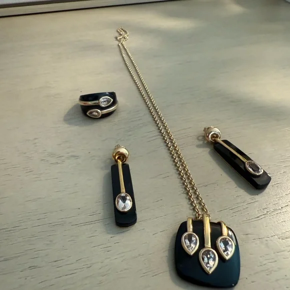 Elegant Black and Gold Jewelry Set - Picture 2 of 4